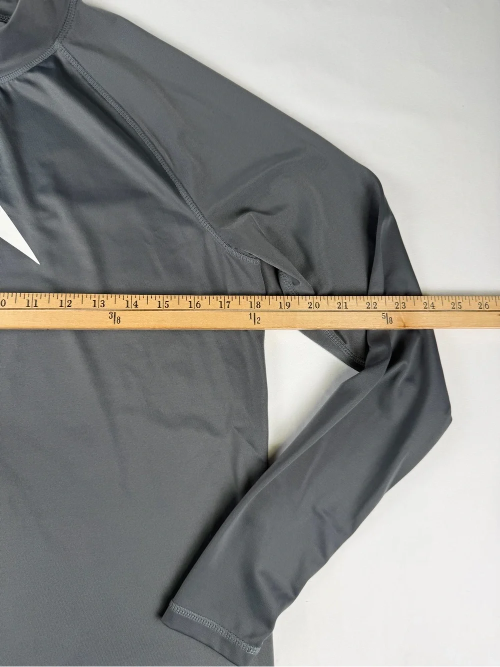 Kanu Surf Men's Gray Long-Sleeve Rash Guard - SPF Protection